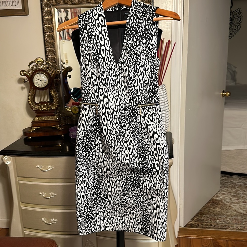 GUESS by MARCIANO ANIMAL PRINT V-NECK WOMENS BLACK WITH BEAUTIFUL SEXY D…